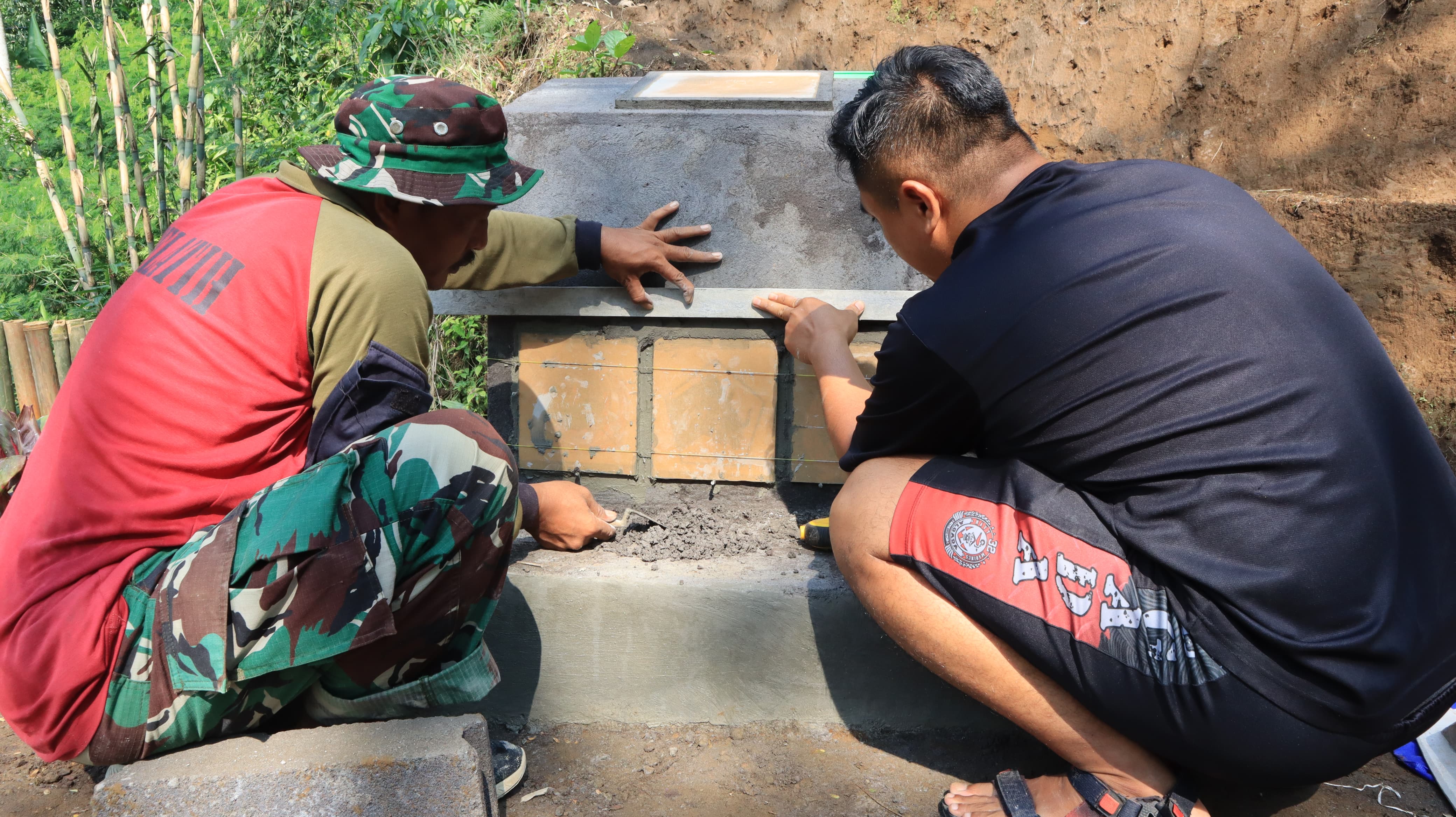 Satgas TMMD Ke-123 Kodim 0821/Lumajang Rampungkan Pembuatan Prasasti di Dusun Tugu