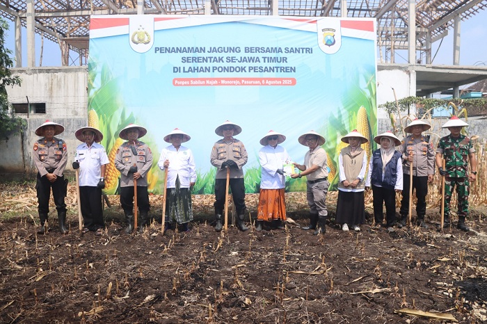 Polres Pasuruan Tanam Jagung Serentak Bersama Santri Ponpes Sabilunnajah
