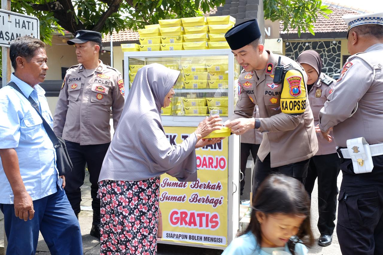 Jumat Berkah, Polisi Bagikan Makanan Gratis