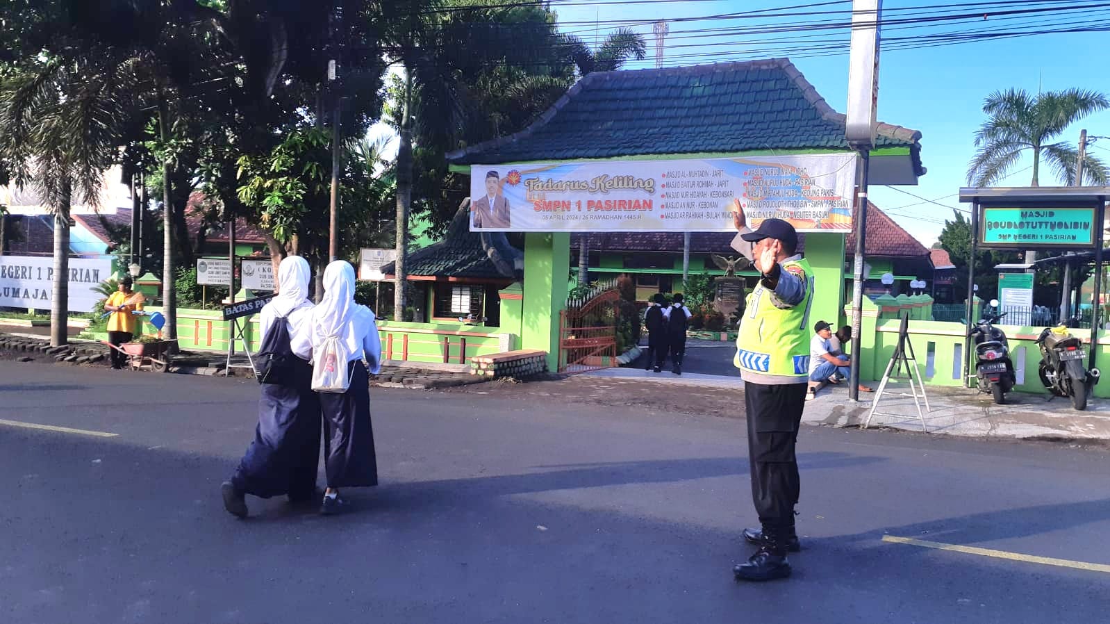 Beri Rasa Aman, Polsek Pasirian Bantu Seberangkan Anak Sekolah