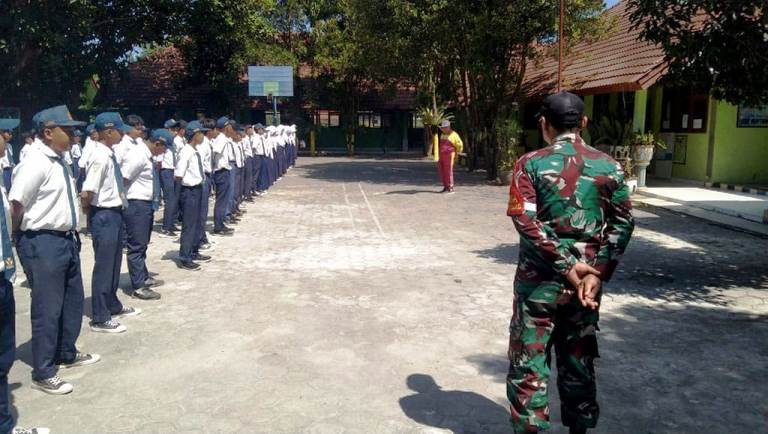 SMPN 02 Sumbersuko dan Babinsa Kolaborasi Bangun Nasionalisme Siswa Baru