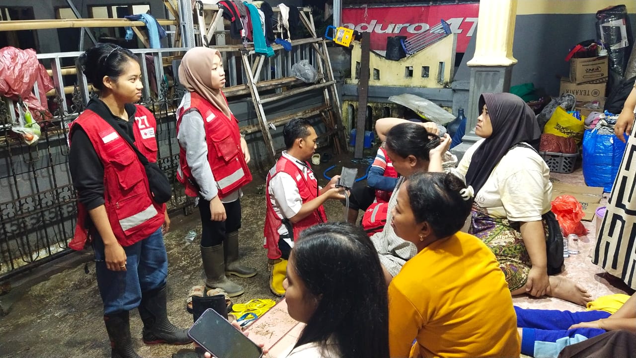 Respons Cepat Bencana, PMI Jember Kerahkan Satgana Salurkan Ratusan Bungkus Makanan di Lokasi Banjir