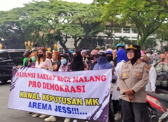 Rakyat Pro Demokrasi Suarakan Perdamaian di Depan Gedung DPRD Kota Malang