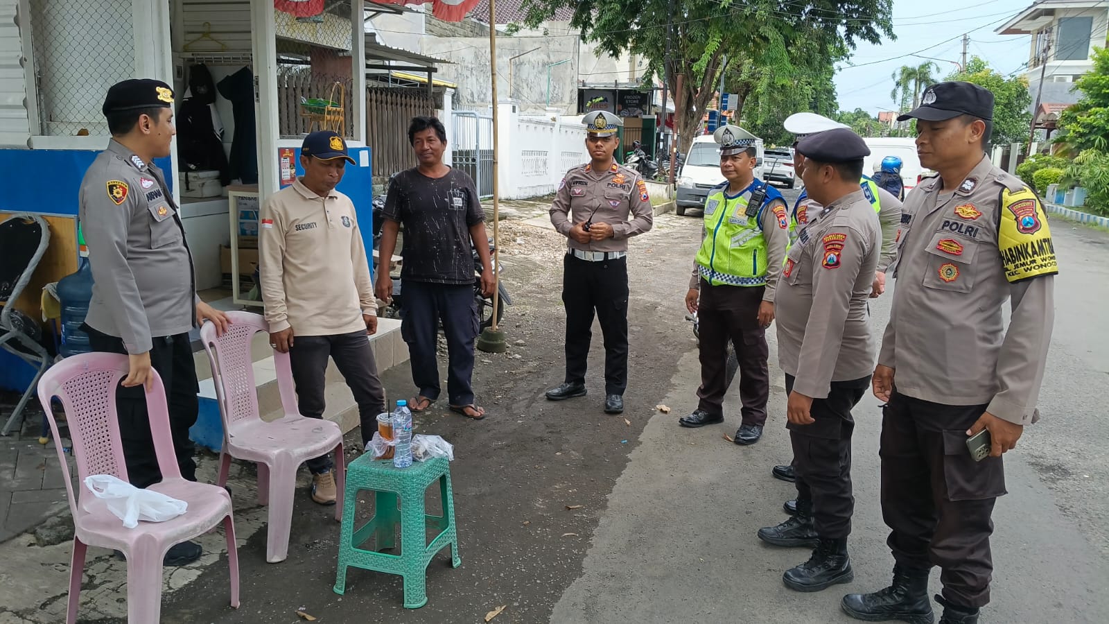 Jaga Kondusifitas Wilayah, Polsek Wonocolo Patroli Dialogis di Bendul Merisi