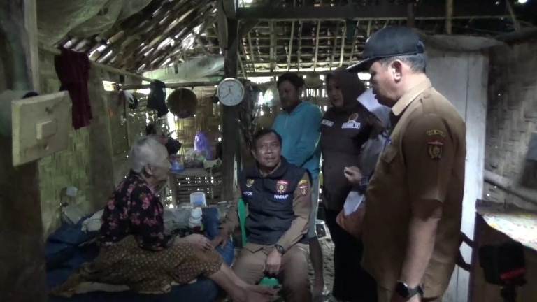 Kemiskinan Ekstrem di Ngawi, Wabup Temukan Rumah Reyot Lansia di Tepi Hutan