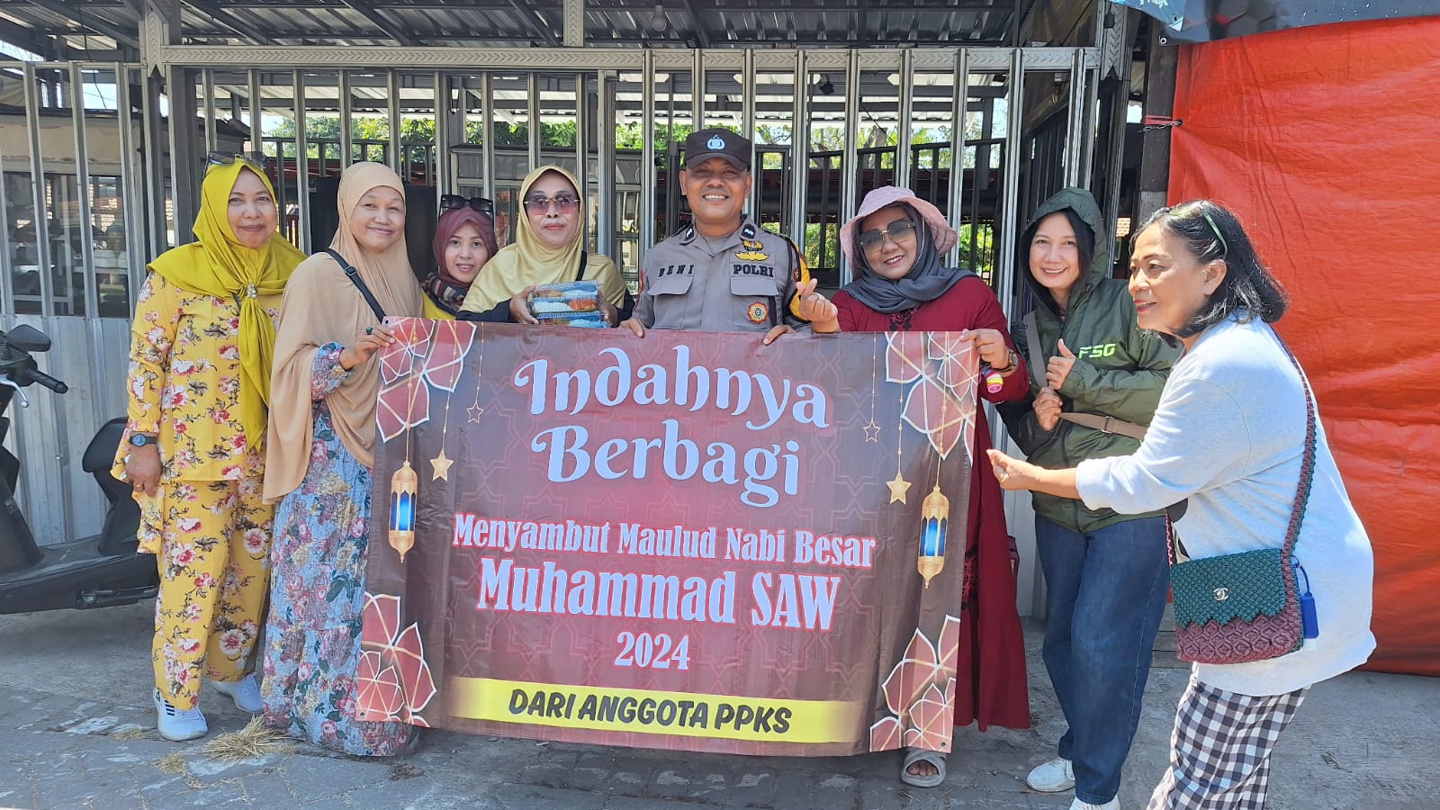 Sambut Maulid Nabi, Polisi Sidoarjo Berbagi