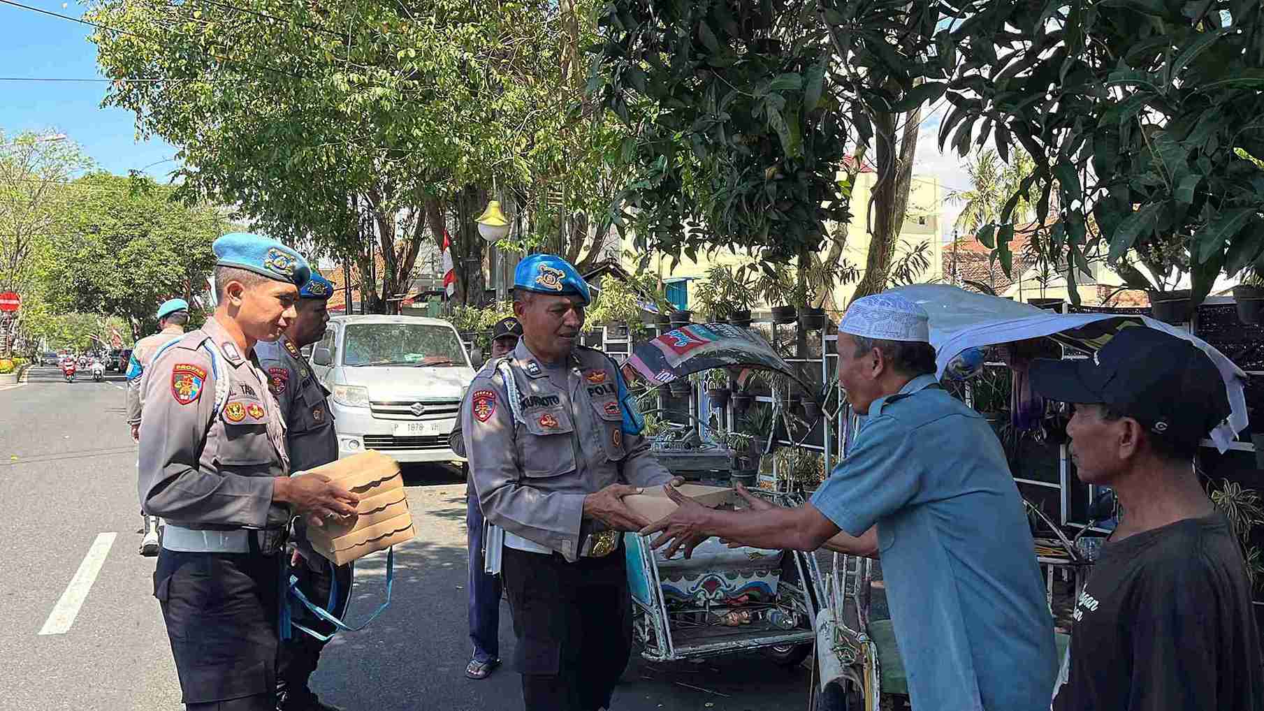 Polresta Banyuwangi Peduli, Bagikan Nasi Kotak untuk Warga
