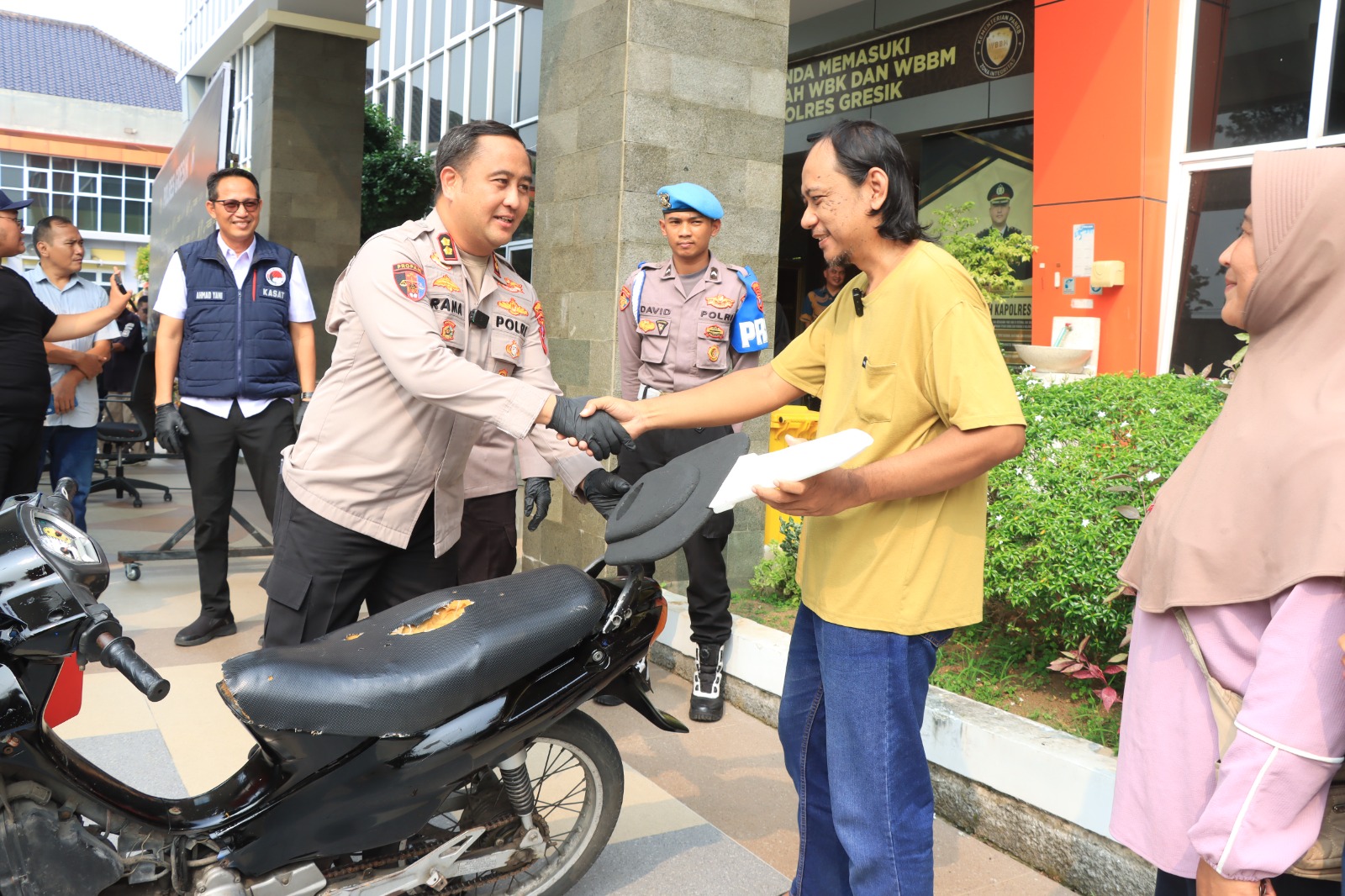Polsek Jajaran Polres Gresik Gerak Cepat Ungkap Begal dan Curanmor, Motor Korban Langsung Dikembalikan