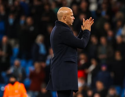 Arne Slot Soroti Keputusan Kontroversial Wasit Usai Gol Van Dijk Dianulir dalam Kekalahan dari Manchester City