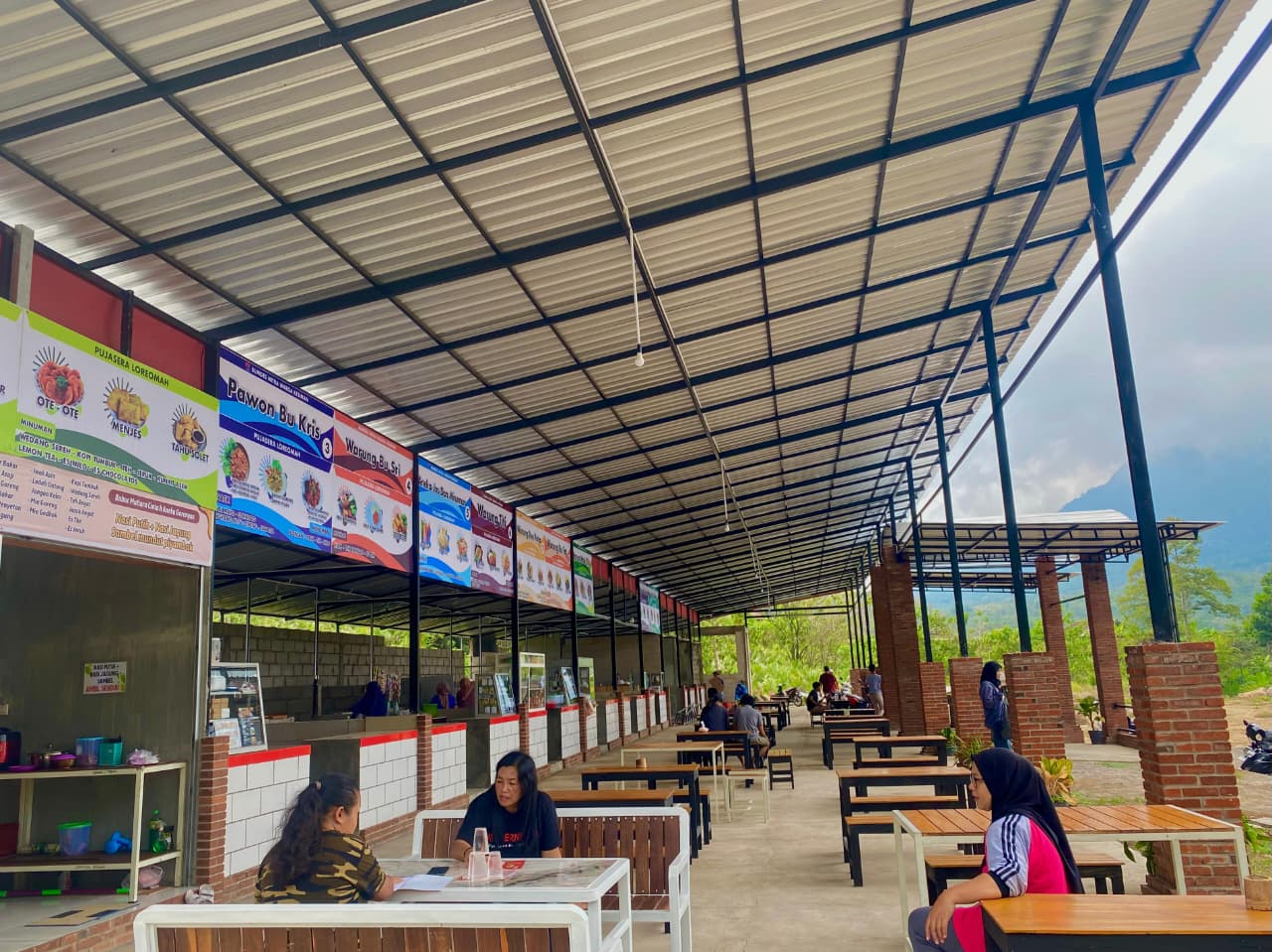 Pujasera Lore Omah Trawas, Gerakkan UMKM Lokal dengan View Gunung Penanggungan