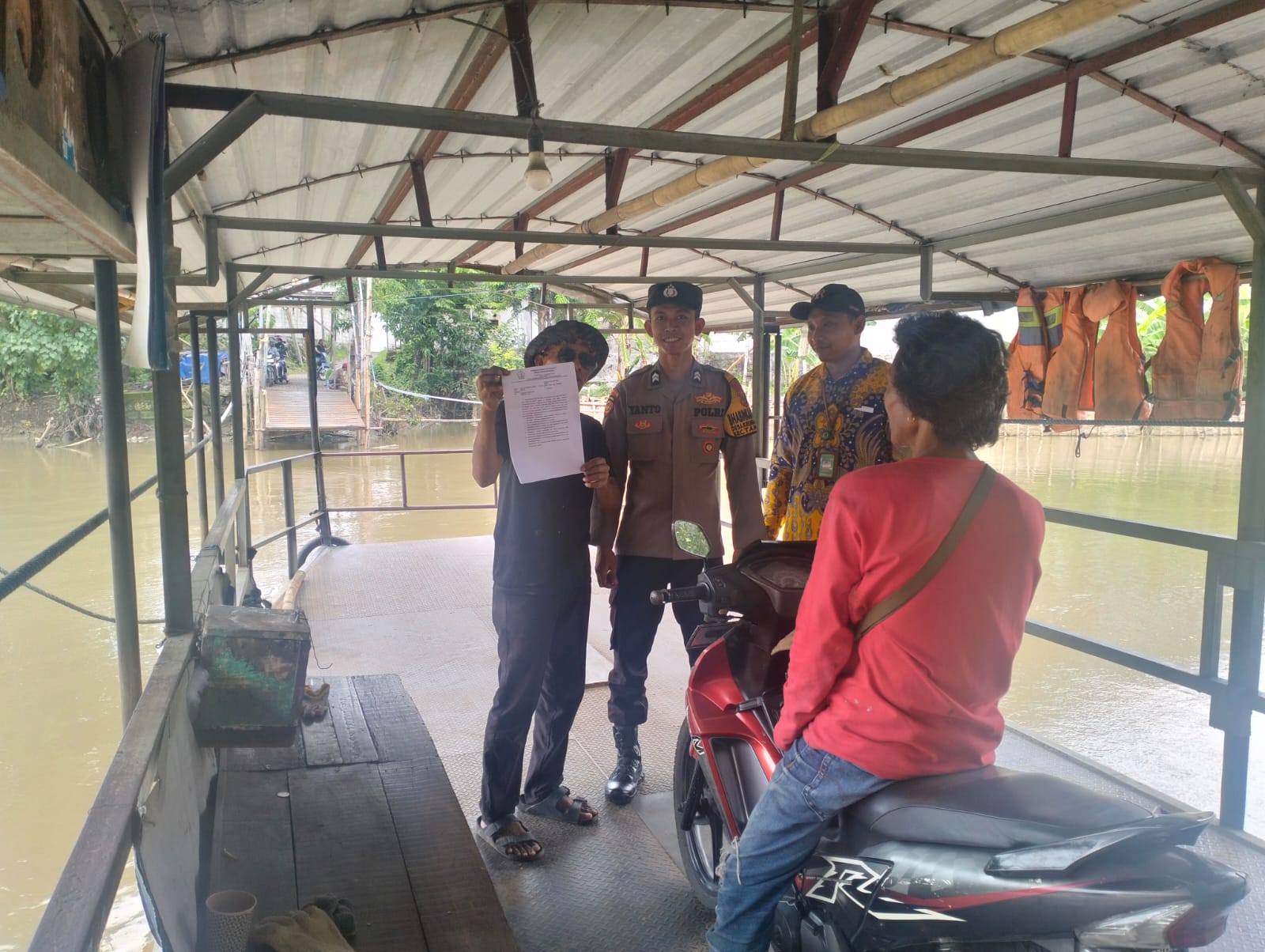 Cegah Kecelakaan Air, Polisi Beri Imbauan Keamanan Operator Penyeberangan Sungai di Krembangan Taman