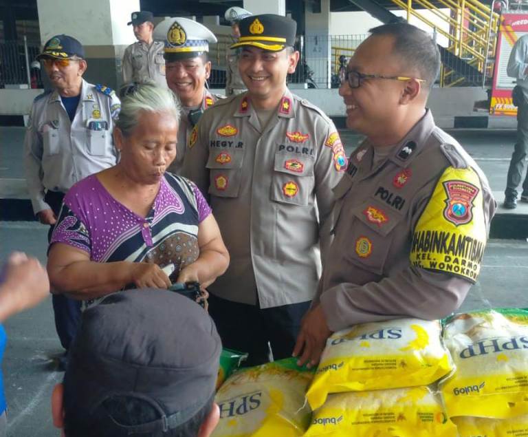 Polsek Wonokromo Gelar Penjualan Beras Murah, 1 Ton Habis dalam Sejam