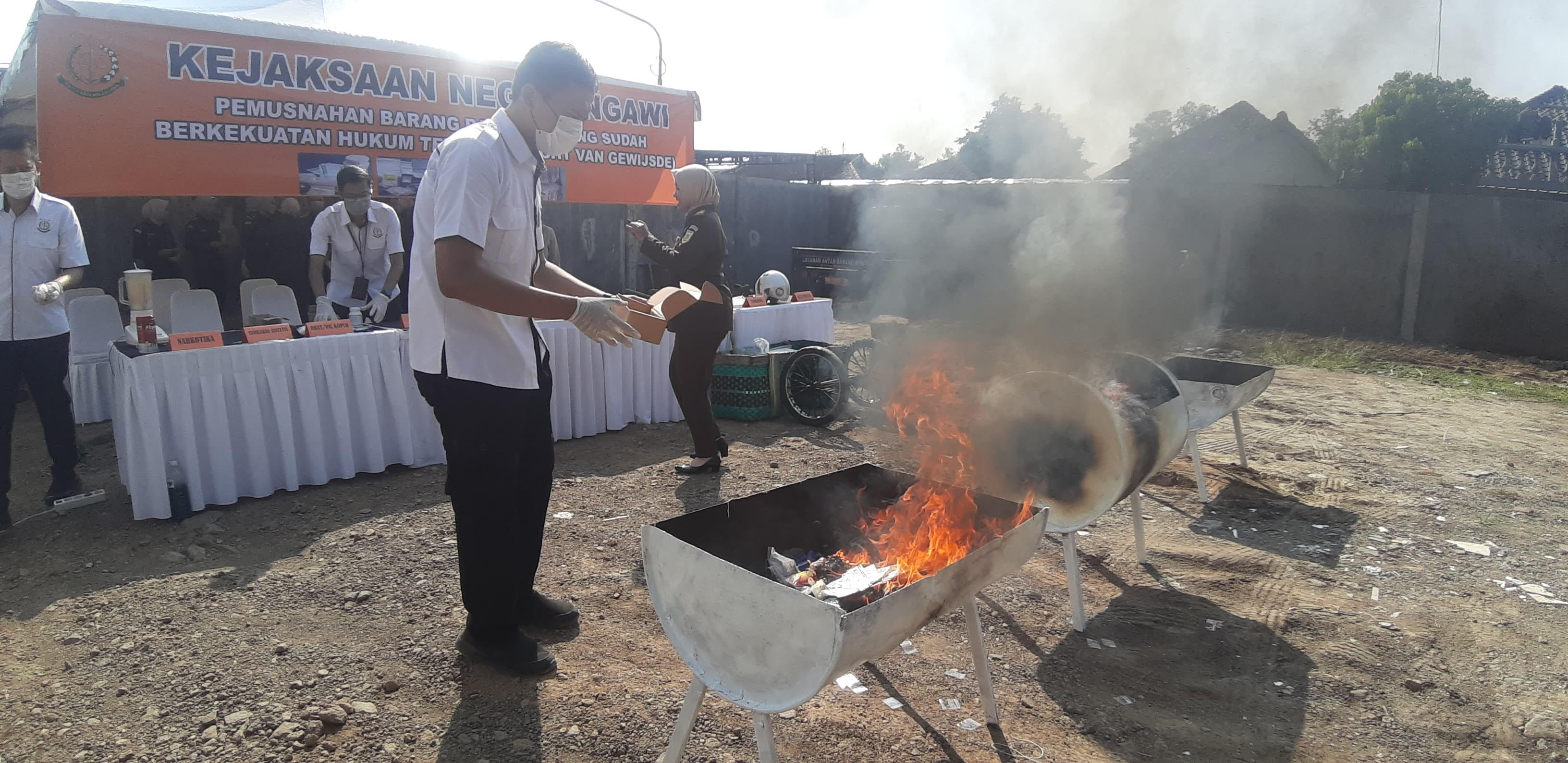 Kejari Ngawi Musnahkan Barang Bukti Narkotika hingga Pil Koplo