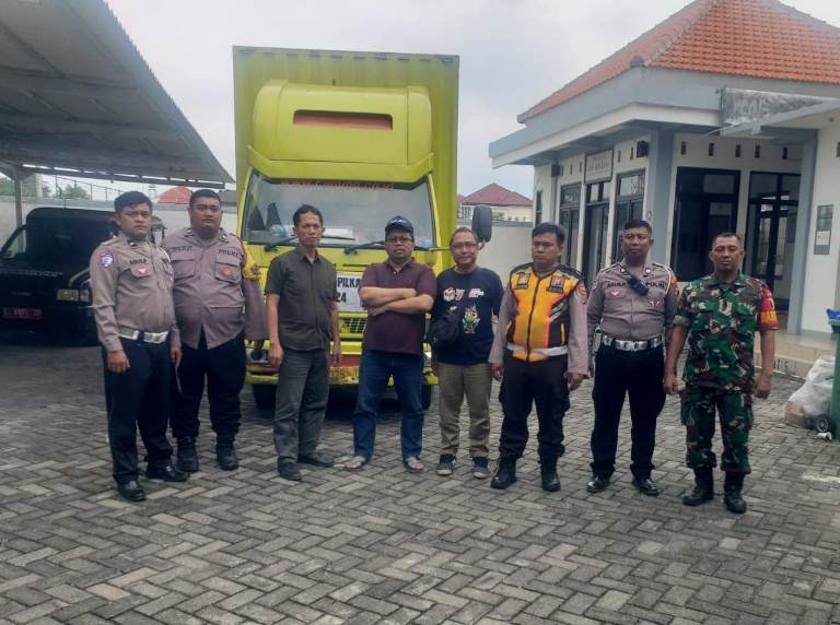 Personel Polsek Mulyorejo Pengamanan Kotak Suara Pilkada Surabaya Tiba di Gudang KPU