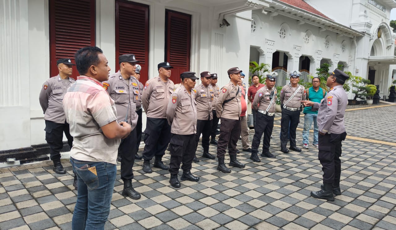 Polsek Sawahan Kawal Aksi Buruh di PN Surabaya, Pastikan Sidang Kondusif