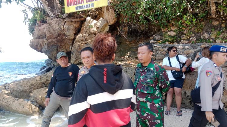 Warga Lawang Terseret Ombak di Pantai Batu Bengkung