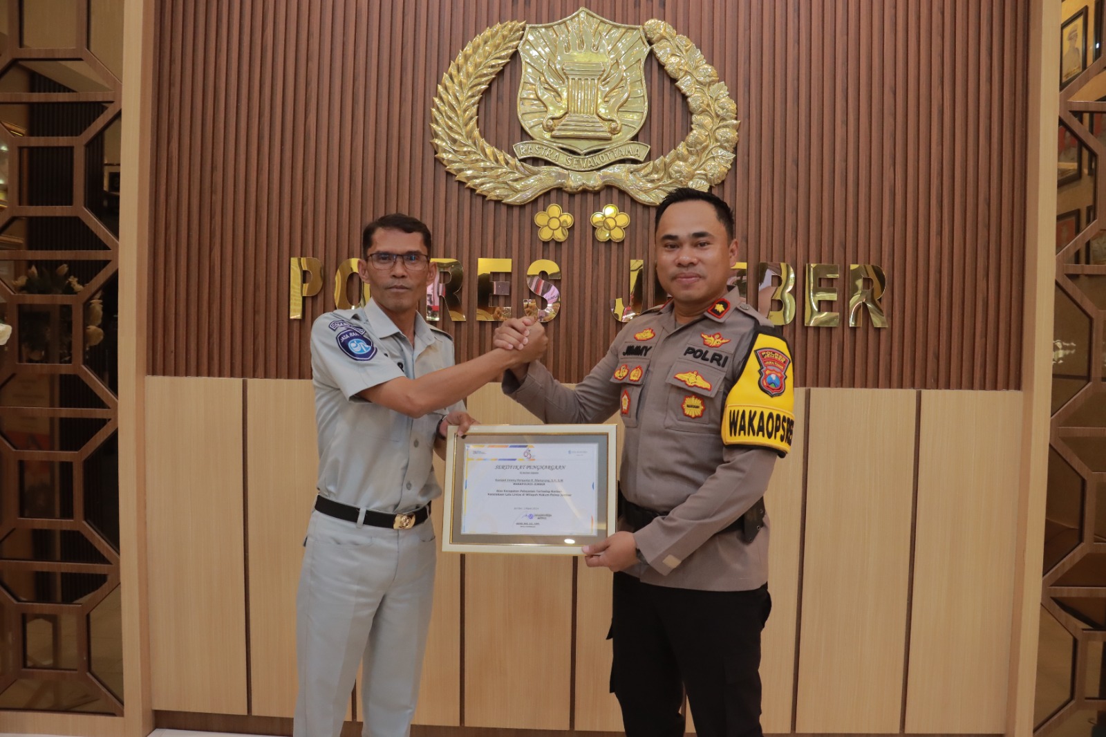 Cekatan Tangani Lakalantas Polres Jember Berbuah Penghargaan dari Jasa Raharja