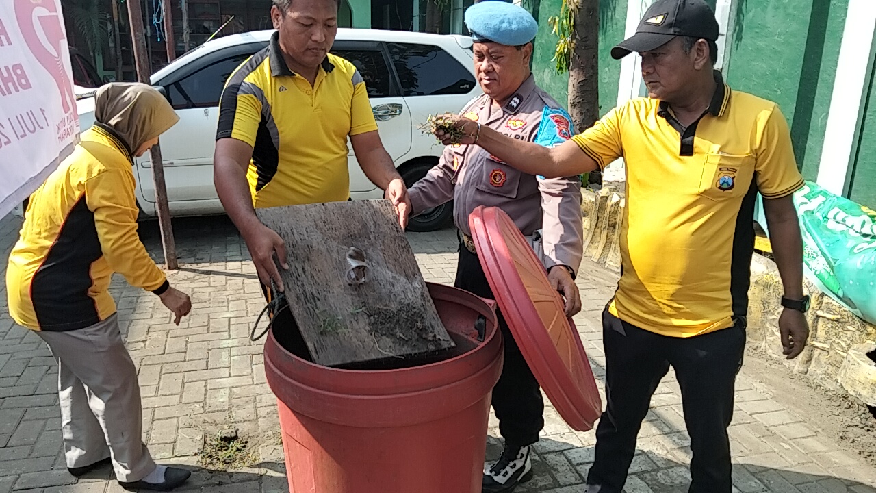 Bakti Religi Sambut HUT Bhayangkara ke-79, Polsek Pakal dan Warga Bersinergi Bersihkan Rumah Ibadah