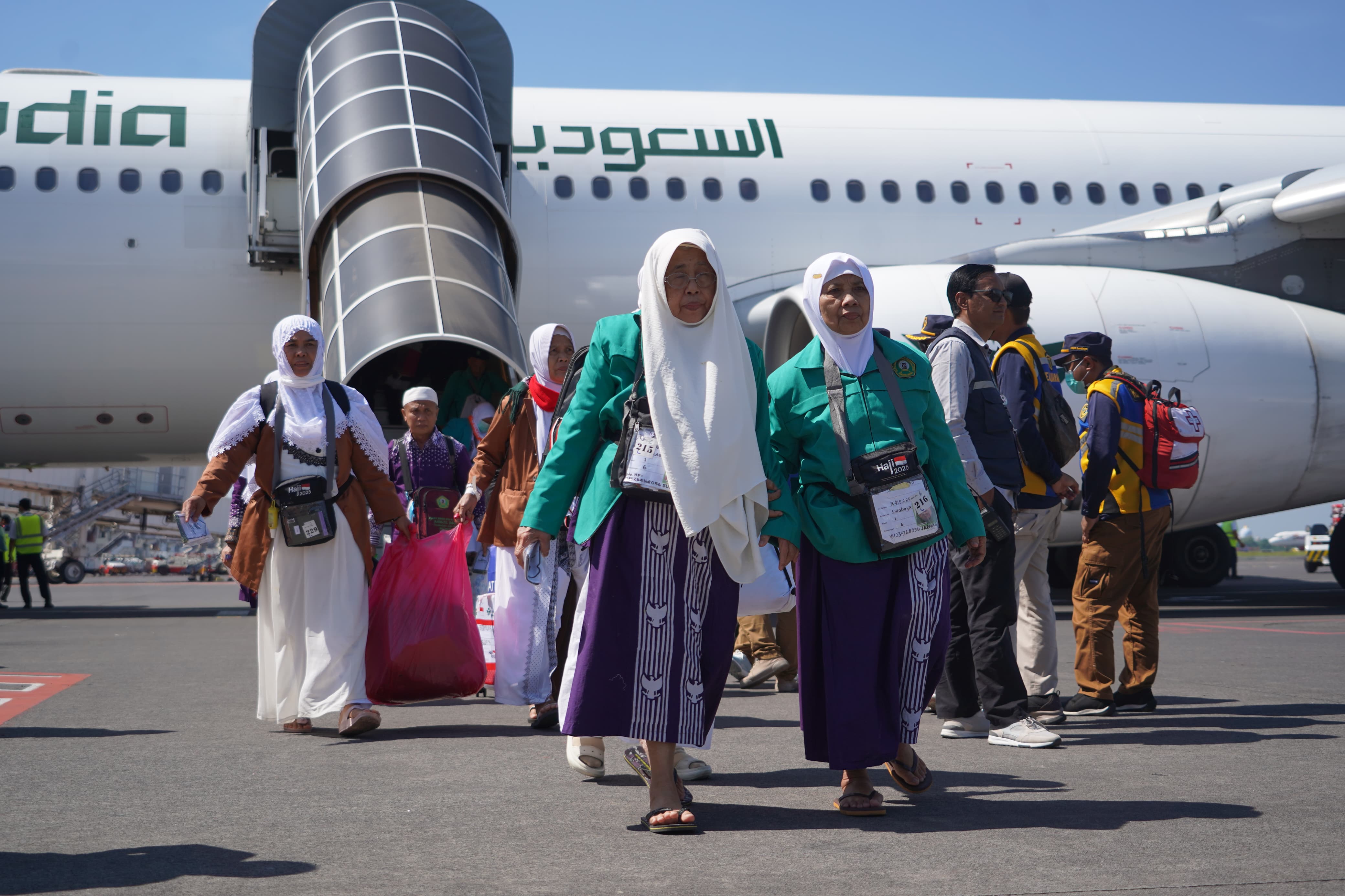 Ancaman Bom! Drama Udara Berakhir Bahagia, Jemaah Haji Kloter SUB-33 Tiba dengan Selamat