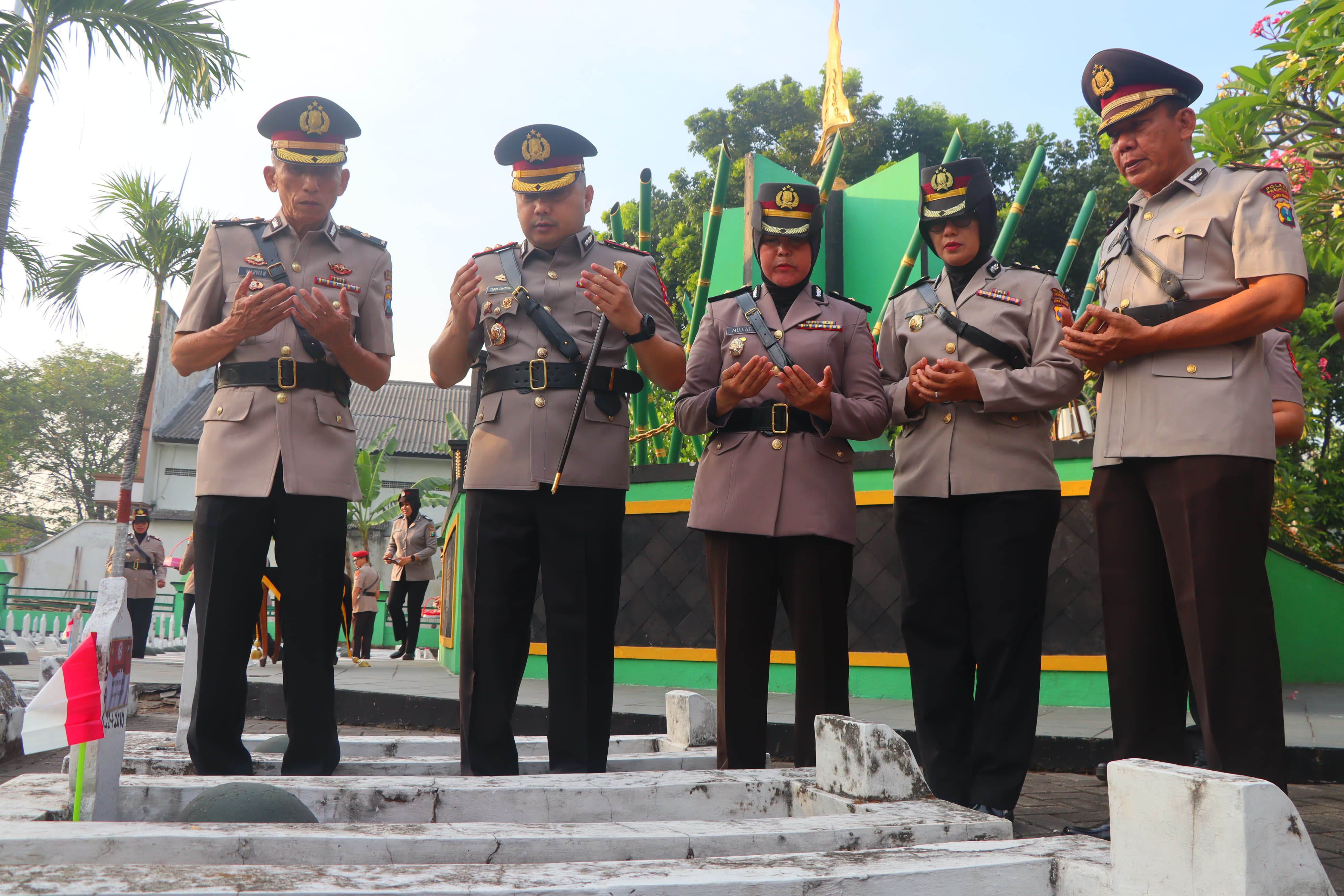 Sambut Hari Bhayangkara Ke-78, Kapolres Pasuruan Pimpin Ziarah dan Tabur Bunga di TMP Kusuma Bangsa