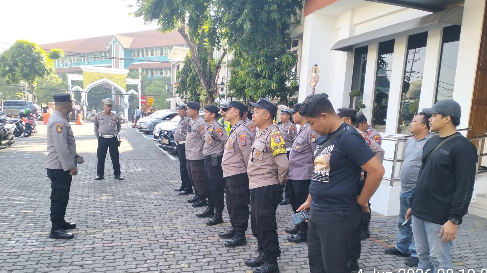 Amankan Aksi Unras di DPRD Jatim, Polsek Bubutan Tekankan Pengamanan Humanis