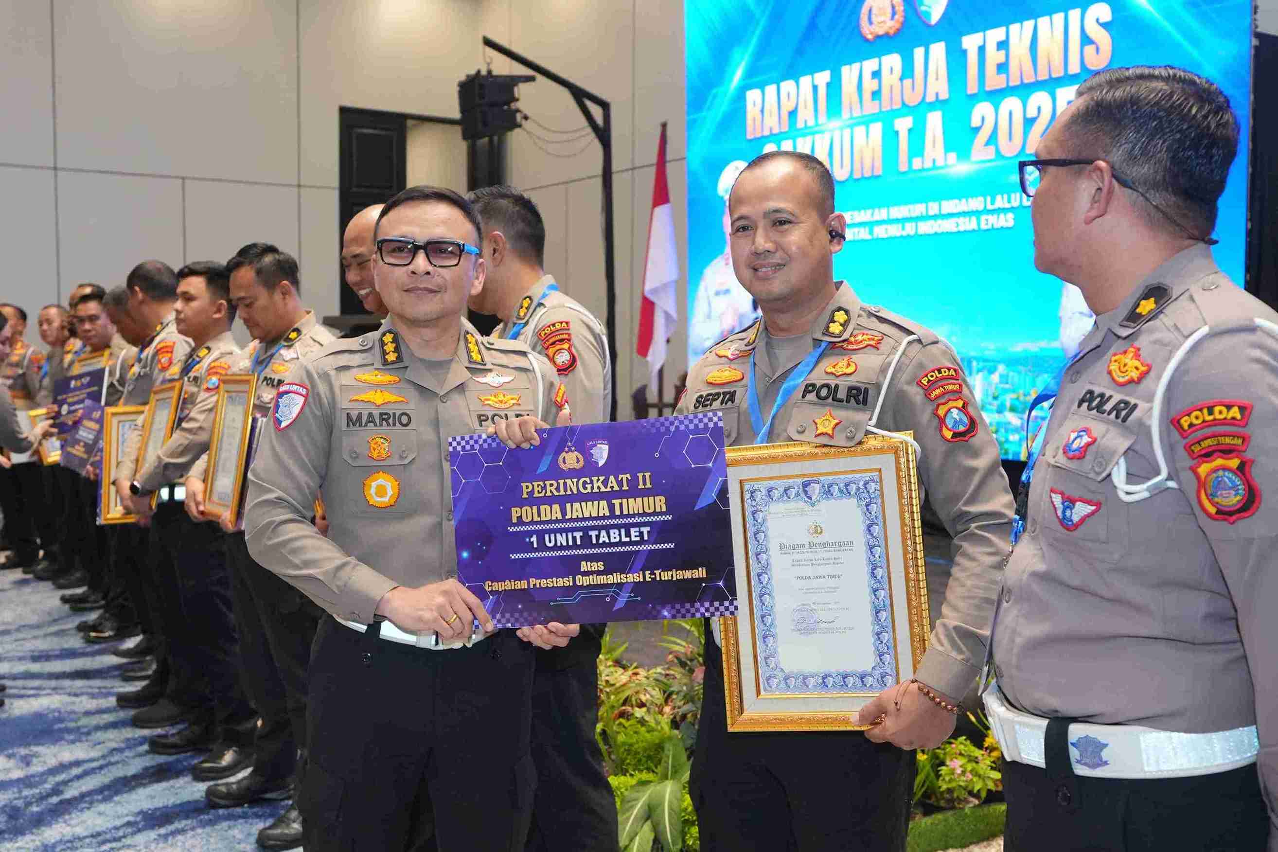 Direktorat Lalu Lintas Polda Jatim Borong 5 Penghargaan dari Korlantas Polri