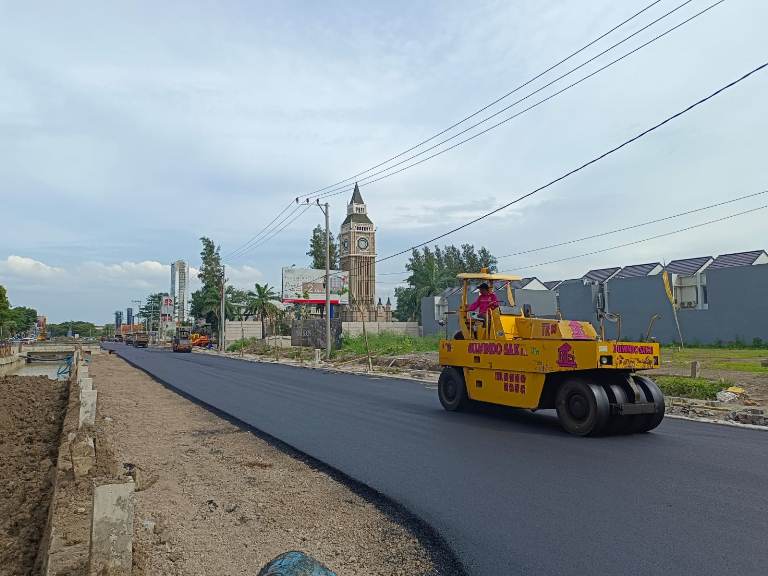 Pelebaran Jalan Raya Menganti-Lidah Wetan Rampung 500 Meter, Namun Belum Bisa Dilewati