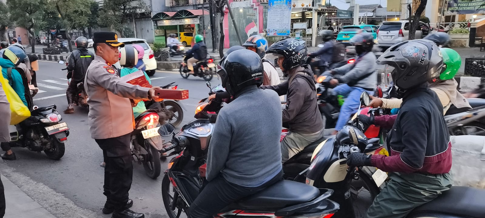 Kapolsek Gedangan Bagikan Ratusan Takjil ke Masyarakat