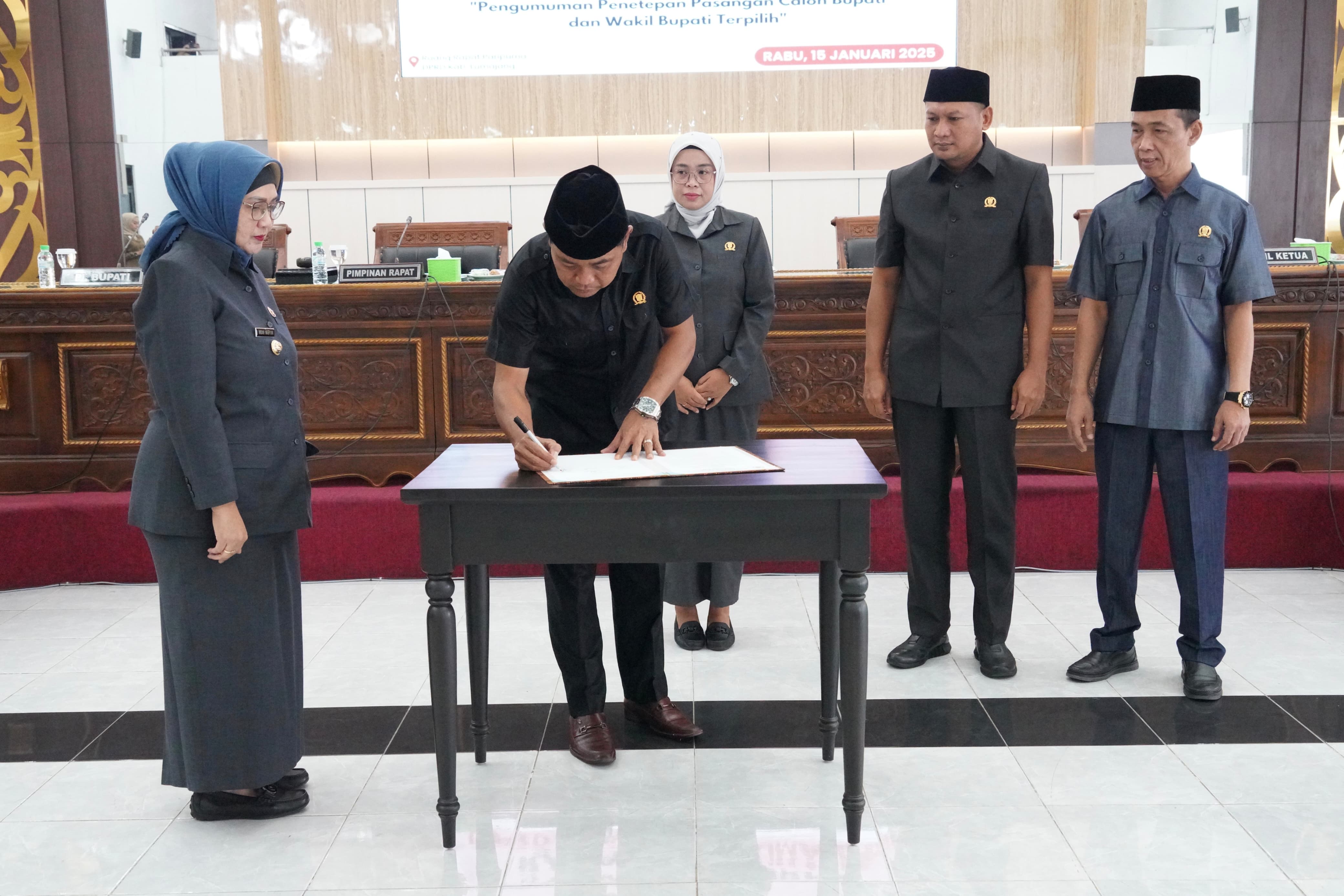 DPRD Lumajang Umumkan Penetapan Pasangan Indah-Yudha sebagai Bupati dan Wabup Lumajang Terpilih