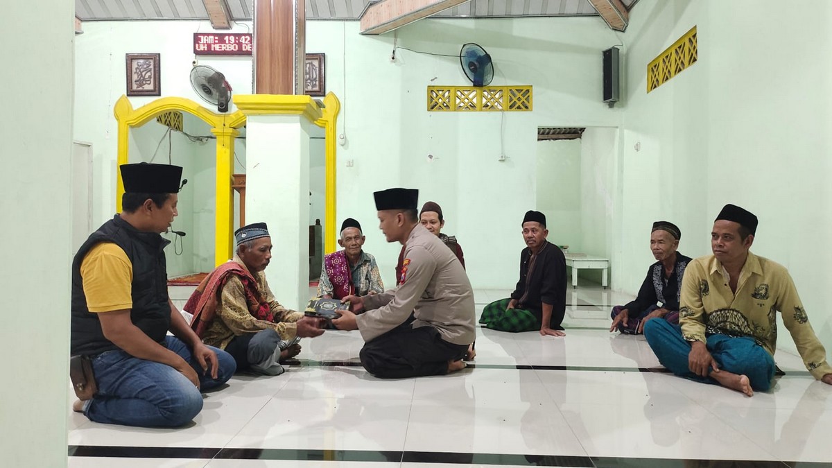 Polisi RW Dan Bhabinkamtibmas Serahkan Al Quran Saat Dialogis Dengan Jamaah Tadarus Masjid Al Huda Desa Sidore