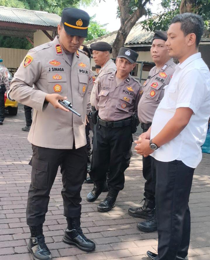 Polsek Tandes Periksa Kelengkapan Personel dan Senjata Api Inventaris