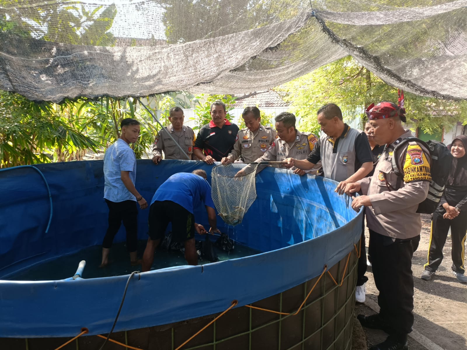 Polisi Ngopi dan Panen Lele Bersama Warga