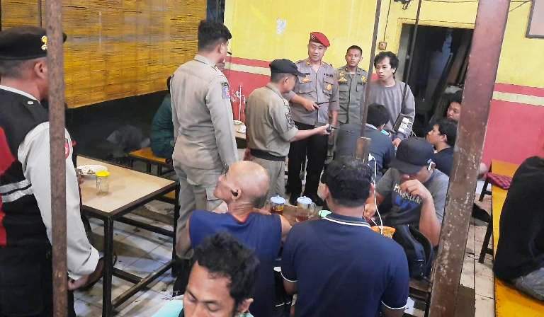 Polsek Tandes dan Satpol PP Gelar Sosialisasi Pembatasan Jam Malam di Manukan Kulon