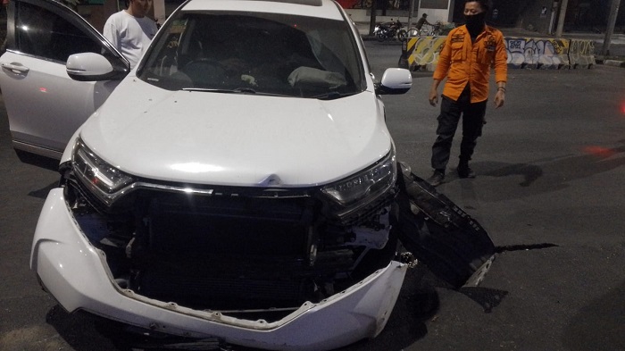 Mengantuk, Honda CR-V Tabrak PJU dan Pohon di Jalan HR Muhammad Surabaya