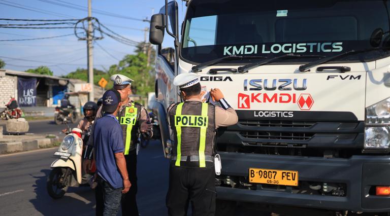 Polres Gresik Tindak Truk Langgar Jam Operasional di Pantura