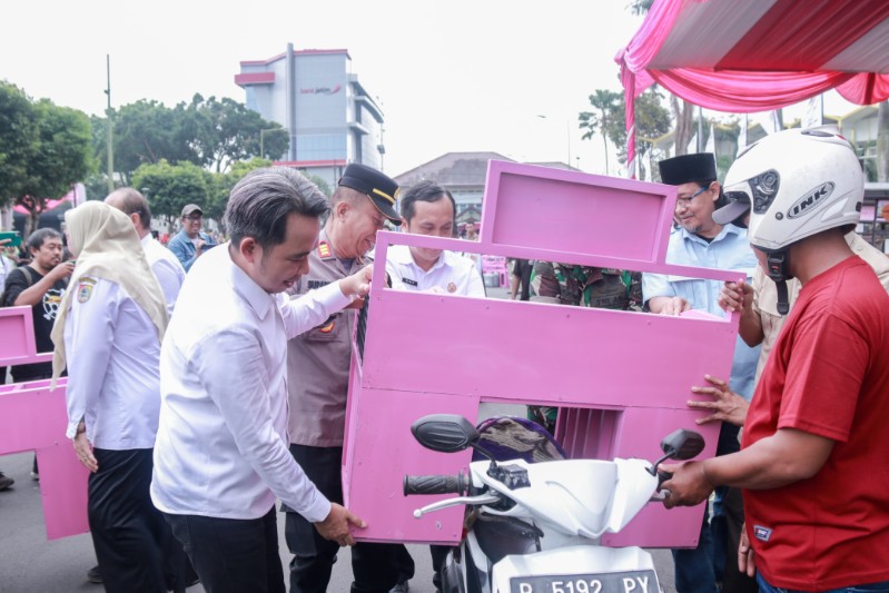 Pemkab Jember Salurkan 2.500 Gerobak Mlijo Cinta untuk Perkuat PKL dan UMKM