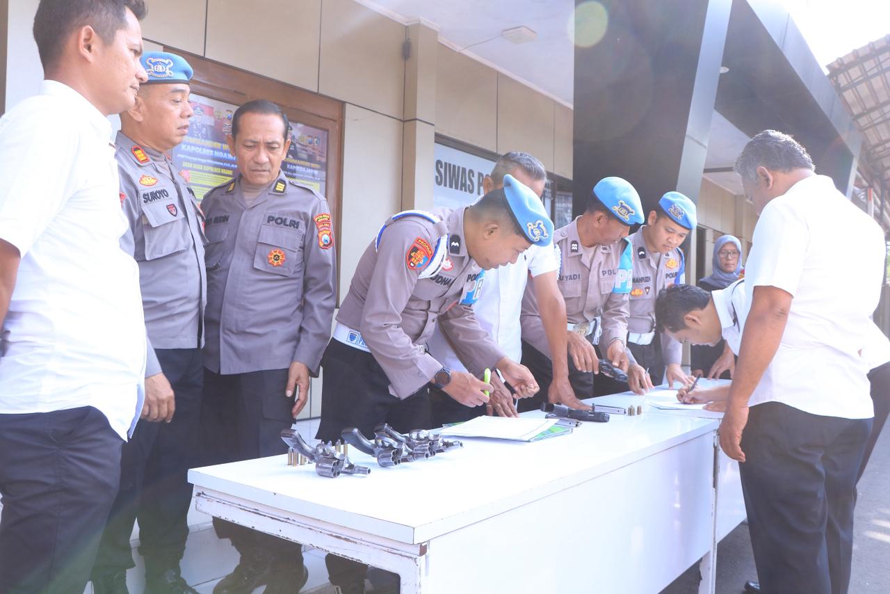 Cek Senpi, Polres Ngawi Pastikan Kesiapan dan Disiplin Personel