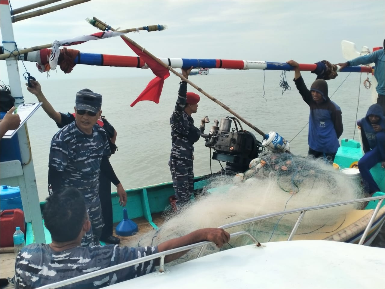 Patroli Perairan Gresik, Petugas Amankan Nelayan Pakai Alat Tangkap Pukat Harimau
