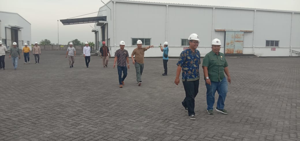 Keluhkan Bau Busuk Menyengat, Komisi C DPRD Lamongan Lakukan Sidak ke Pabrik Pakan Udan dan Ikan di Plosowahyu