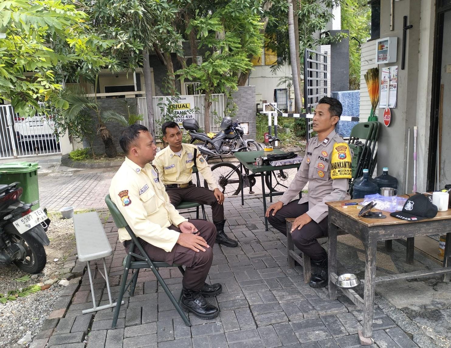 Perkuat Keamanan Lingkungan, Polsek Rungkut Sambangi Security Perumahan di Medokan Ayu