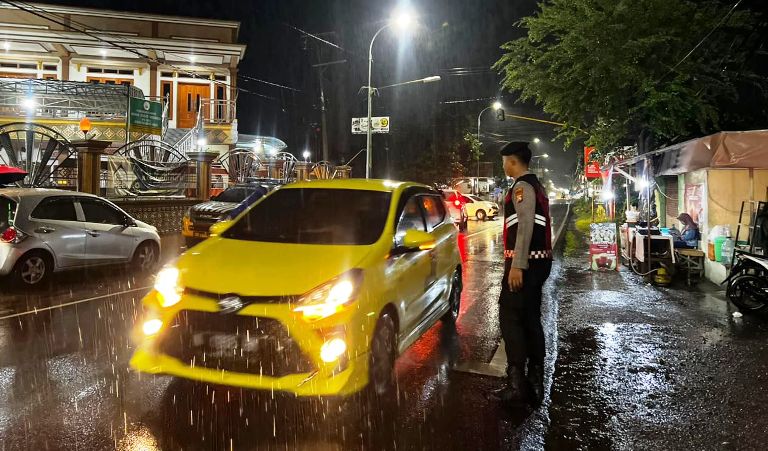 Satsamapta Polres Pasuruan Amankan Salat Tarawih di Beji Selama Ramadan