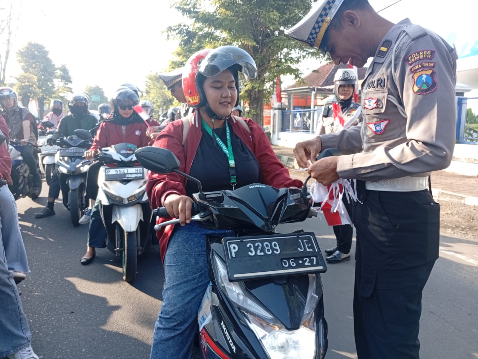 Satlantas Polres Jember Ajak Masyarakat Kobarkan Semangat Kemerdekaan Lewat Pasang Bendera Merah Putih