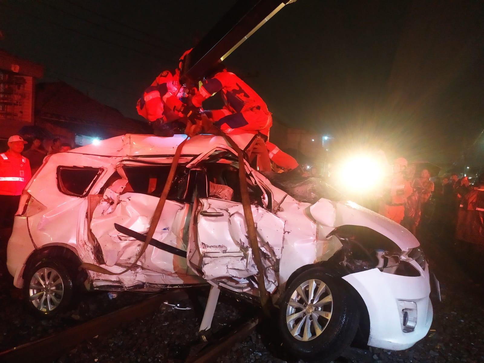 Kecelakaan Kereta Api di Tambak Mayor, Mobil Ertiga Terseret 75 Meter, Tujuh Penumpang Selamat