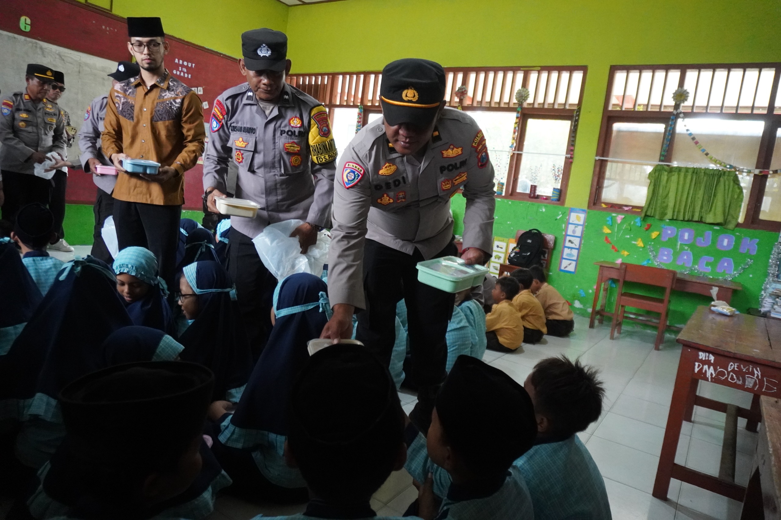 Sukseskan Program Asta Cita Presiden, Polres Bojonegoro Bagikan Makan Bergizi Gratis ke Siswa SD