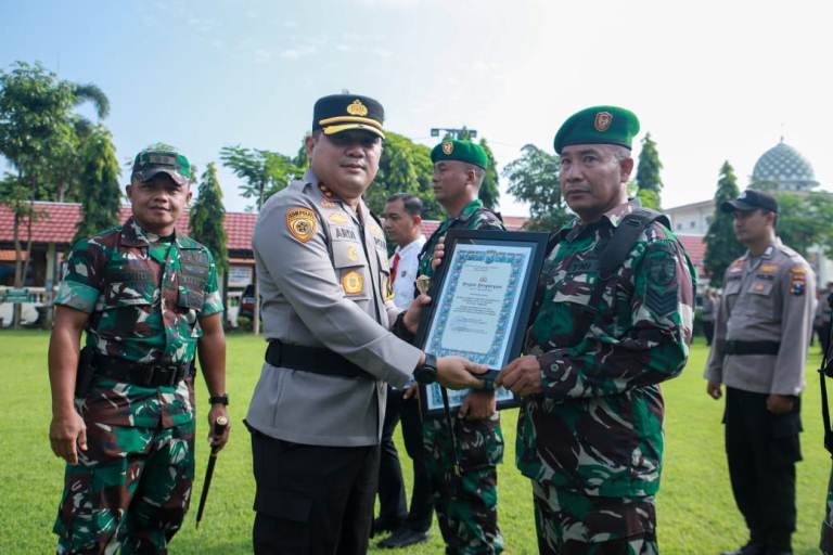 Kapolres Jombang Bagikan Reward kepada 28 Personel TNI-Polri Berprestasi