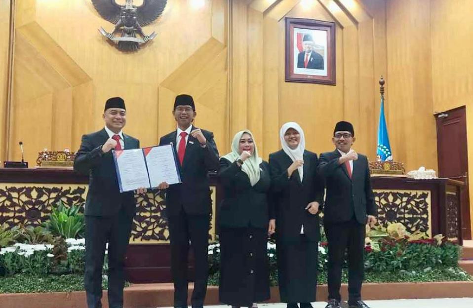 Dok! Wali Kota dan DPRD Surabaya Tetapkan APBD 2024 Rp 10,9 Triliun