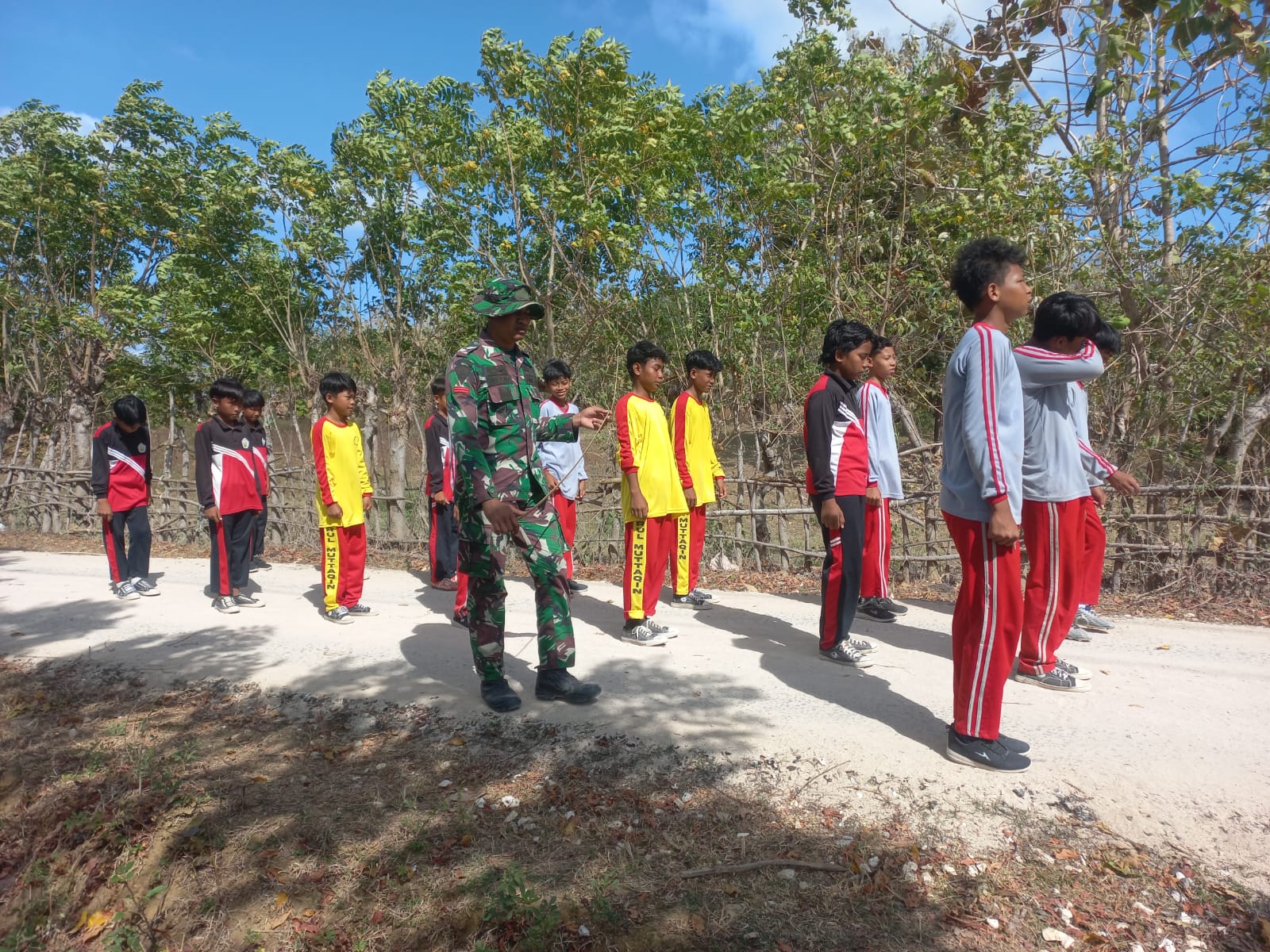 Satgas TMMD 121 Kodim 0827/Sumenep Latih PBB Siswa SMPI Buddi Persiapan Lomba Gerak Jalan