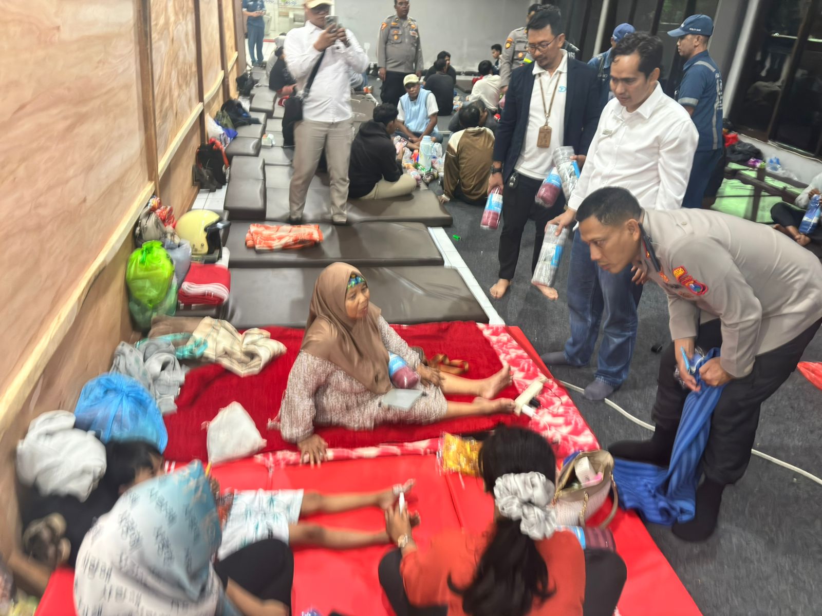 Kapolresta Banyuwangi Bagikan Puluhan Selimut dan Matras untuk Keluarga Korban di ASDP Ketapang