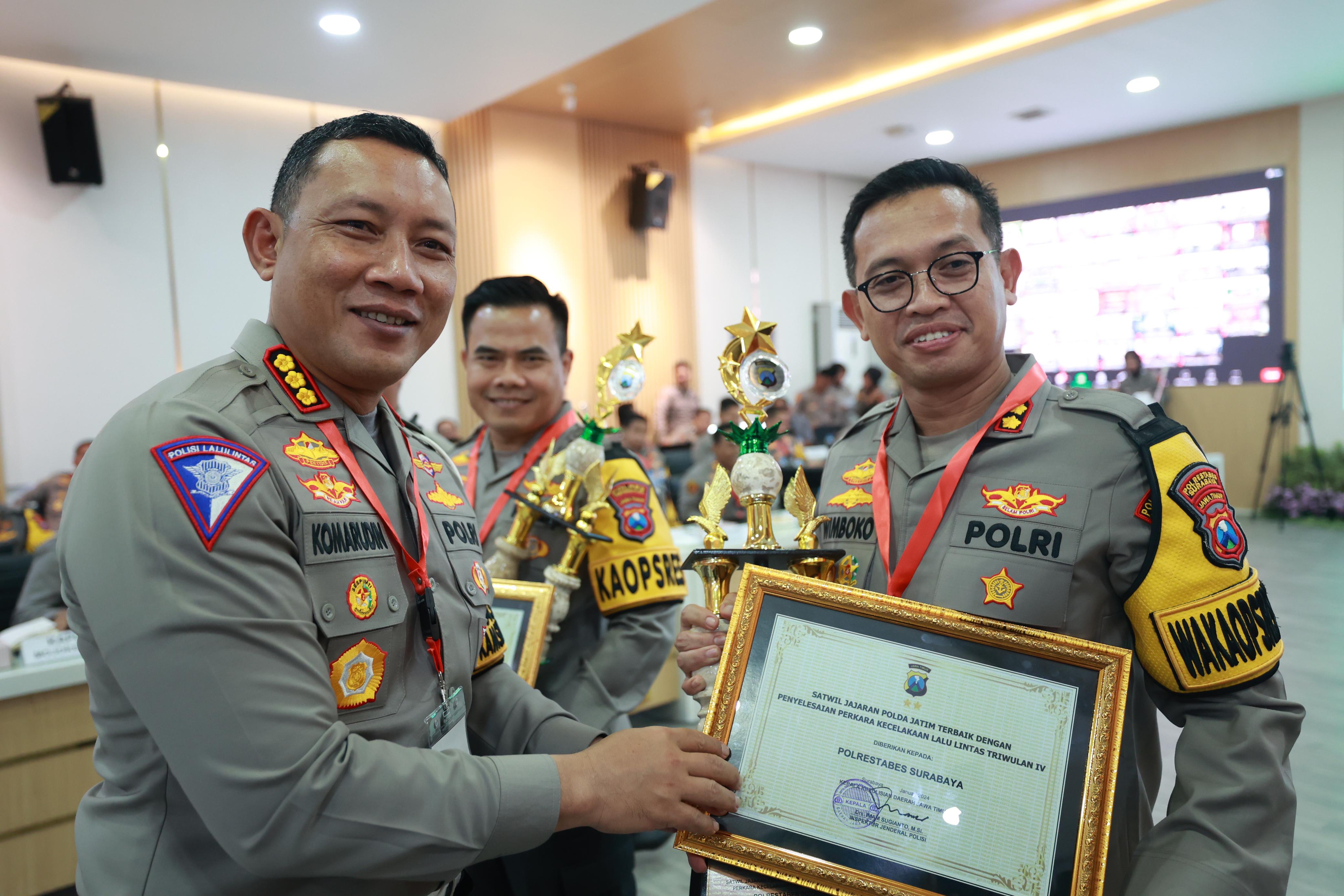 Polrestabes Surabaya Raih Penghargaan Penyelesaian Perkara Lalu Lintas Terbaik Tingkat Polda Jatim