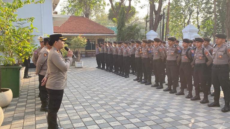 Kapolsek Sawahan Pimpin Apel Pengamanan Unjuk Rasa di PN Surabaya